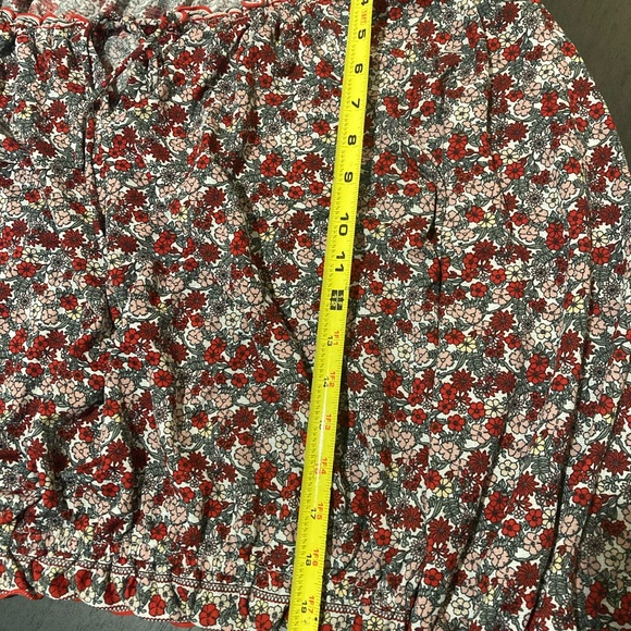 Size Large beautiful lightweight blouse of red floral pattern and long sleeves - Picture 7 of 8